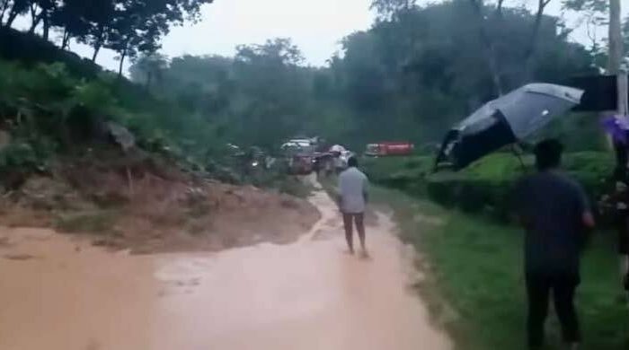মৌলভীবাজারে পাহাড় ধসে পড়লো সড়কের ওপর