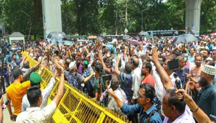 চাকরিচ্যুত বিডিআর সদস্যরা শাহবাগ মোড় অবরোধ করেছেন