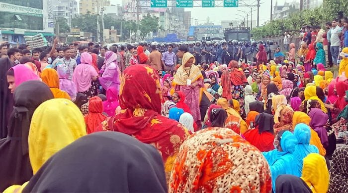 ঢাকা-আরিচা মহাসড়ক অবরোধ করলো পোশাক শ্রমিকরা