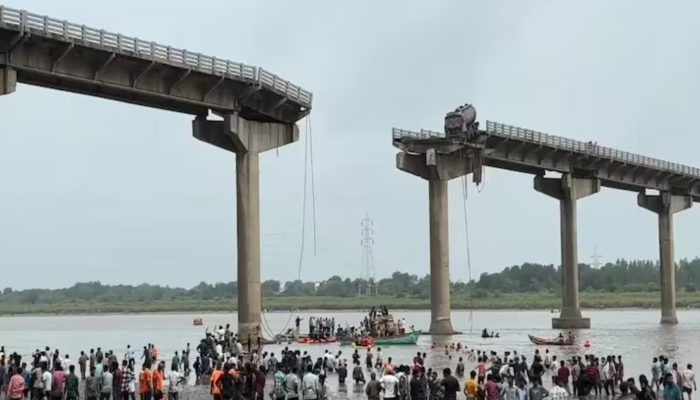 গুজরাটে ভয়াবহ সেতু