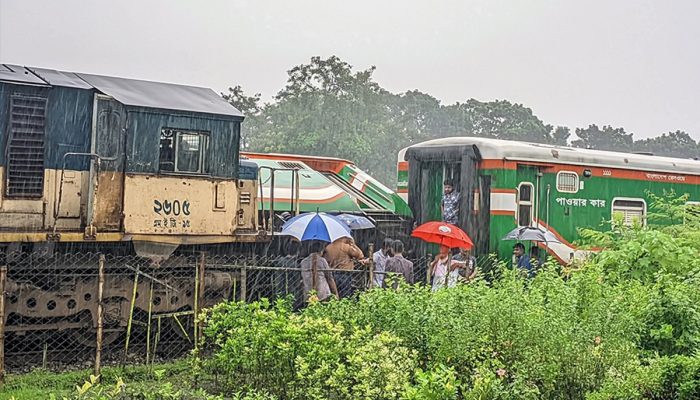 লালমনিরহাটে দুই ট্রেনের সংঘর্ষ, বগি উল্টে বেশ কয়েকজন আহত