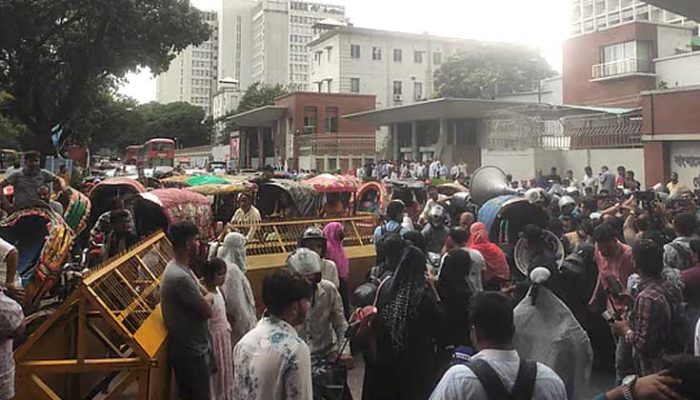আসিফ নজরুলের পদত্যাগের দাবিতে শহীদ পরিবারের সদস্যদের সচিবালয় ঘেরাও,