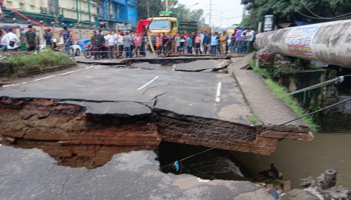 চট্টগ্রামে অক্সিজেন এলাকার সেতু ভেঙে দুই ভাগ, যান চলাচলে চরম বিপর্যয়