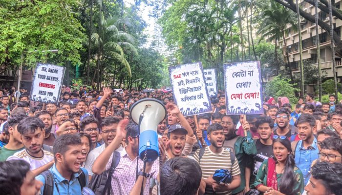 তিন দফা দাবিতে দ্বিতীয় দিনের মতো শাহবাগ অবরোধে শিক্ষার্থীরা