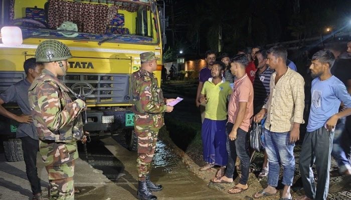 ভোলাগঞ্জের সাদাপাথরে প্রশাসনের অভিযান, ৩৫ হাজার ঘনফুট পাথর উদ্ধার