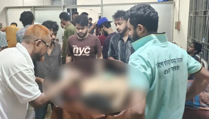 মাইকে ঘোষণা দিয়ে চবি শিক্ষার্থী ও স্থানীয়দের মধ্যে সংঘর্ষ, আহত অর্ধশতাধিক