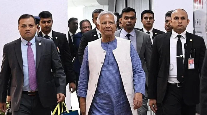 মালয়েশিয়া সফর শেষে দেশে ফিরেছেন প্রধান উপদেষ্টা