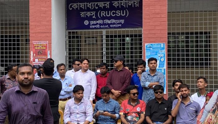 রাকসুর কোষাধ্যক্ষ কার্যালয়ে ভাঙচুর করেছে আন্দোলনরত ছাত্রদল