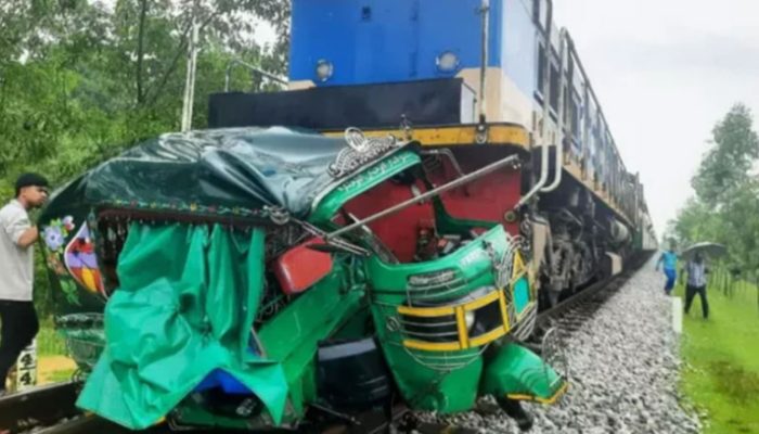 রামুতে ট্রেনের ধাক্কায়