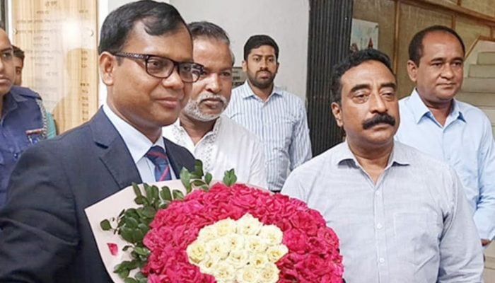 সিলেটের নতুন জেলা প্রশাসক হিসেবে মো. সারওয়ার আলমের দায়িত্ব গ্রহণ