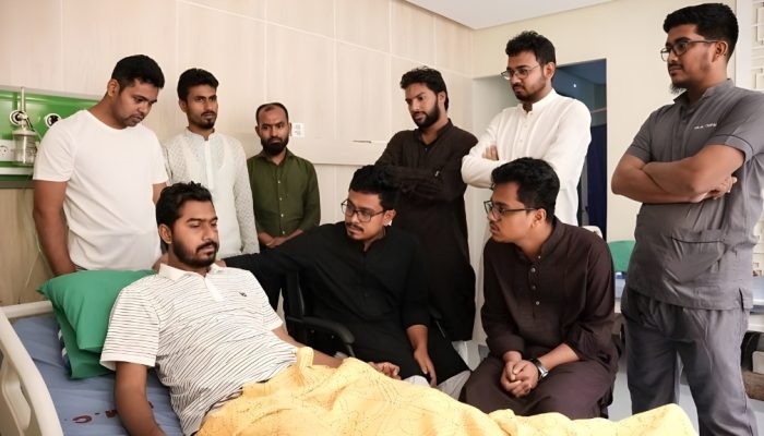 নুরকে দেখতে হাসপাতালে গেলেন ডাকসুর নবনির্বাচিত ভিপি-জিএস