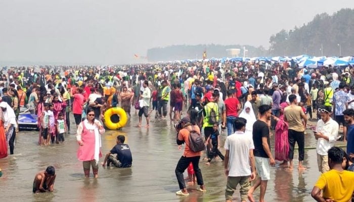 দুর্গাপূজার ছুটি শুরুর আগেই ভ্রমণপিপাসুদের ঢল নেমেছে কক্সবাজারে