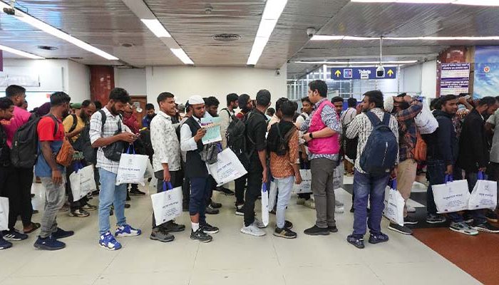 কিরগিজস্তান থেকে প্রতারণার শিকার ১৮০ প্রবাসী দেশে ফিরলেন