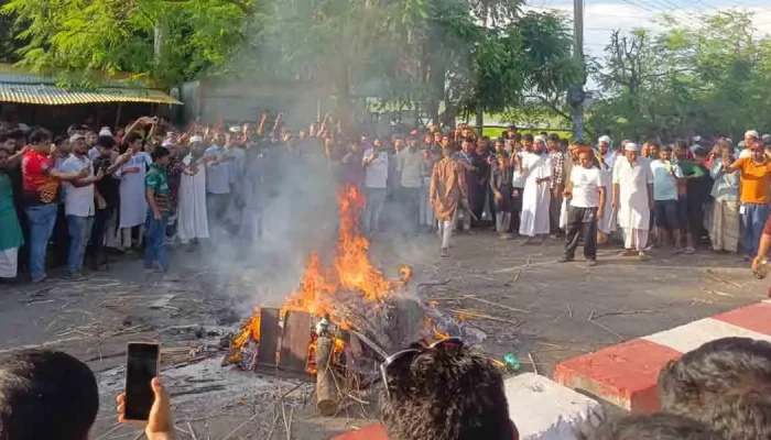 গোয়ালন্দে বিক্ষুব্ধরা নুরাল পাগলার লাশ কবর থেকে তুলে পুড়িয়ে দিল