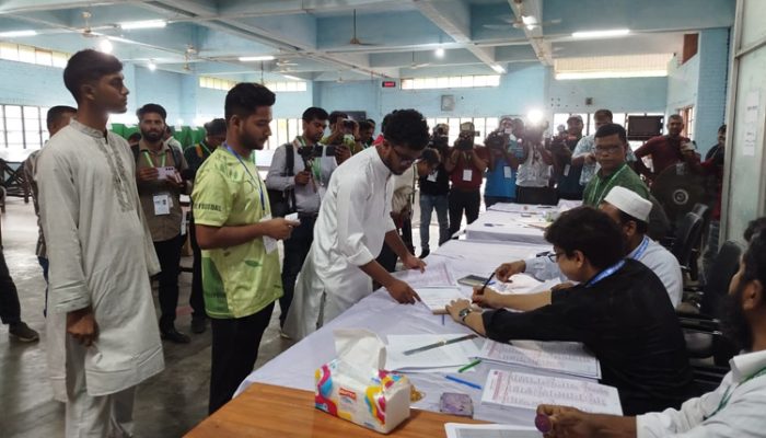 জাকসু হল সংসদ নির্বাচনের ভোটগ্রহণ শুরু