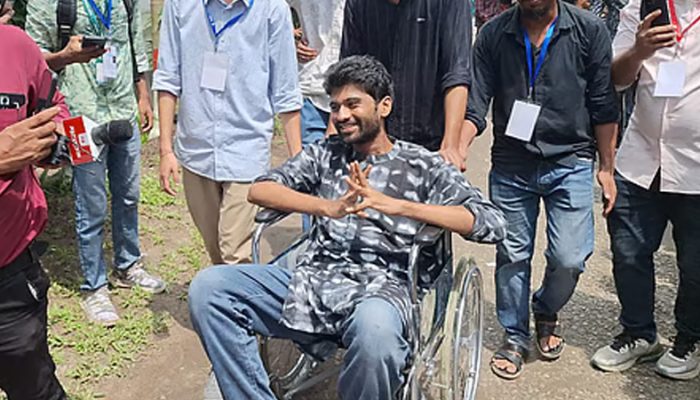ভোট দিতে হুইলচেয়ারে কেন্দ্রে প্রবেশ করলেন মেঘমল্লার বসু