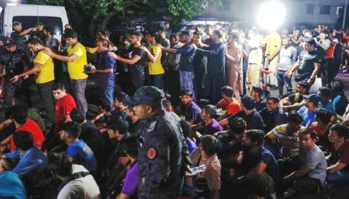মালয়েশিয়ায় অভিবাসন বিরোধী অভিযানে প্রায় ৪০০ বাংলাদেশি আটক