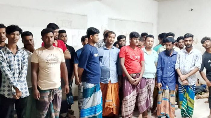 রাজধানীর আদাবরে পুলিশের ওপর হামলায় ১০২ জন আটক