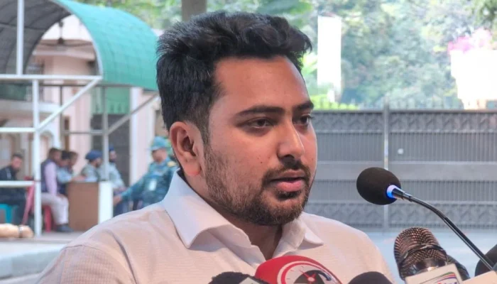 সরকার ও সেনাবাহিনী কাদের নির্দেশে পরিচালিত হচ্ছে, প্রশ্ন নাহিদ ইসলামের