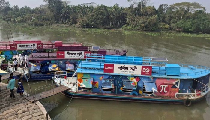 হাওড়ে ভাসমান স্কুলে বিনামূল্যে শিক্ষা-উপকরণ, বদলে যাচ্ছে ৩০০ শিশুর জীবন
