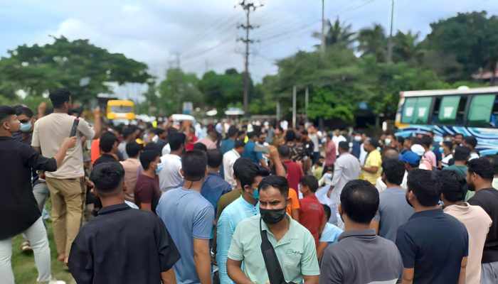 চট্টগ্রামে বাসের ধাক্কায় হেফাজত নেতা নিহত, মহাসড়কে অবরোধ