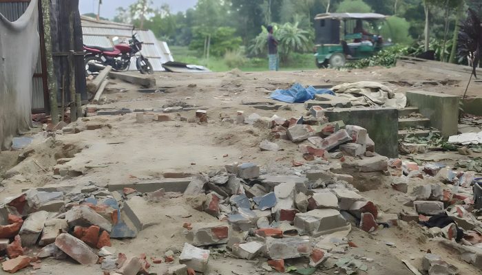 সুদের টাকা না পেয়ে ঘরের টিন, খুঁটি, ইট খুলে নিলেন ইমাম