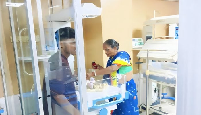 কেঁদে বেঁচে গেল নবজাতক