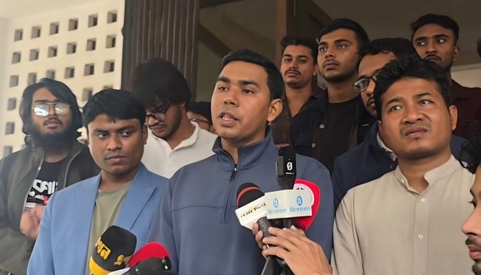 চাঁদাবাজি নিয়ে ডাকসুর নেতারা ও ছাত্রদলের পাল্টাপাল্টি অভিযোগ