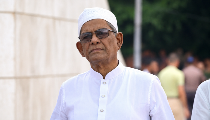 জিয়াউর রহমান ও খালেদা জিয়ার সমাধিতে নবনির্বাচিত রাষ্ট্রপতি মির্জা ফখরুলের শ্রদ্ধা