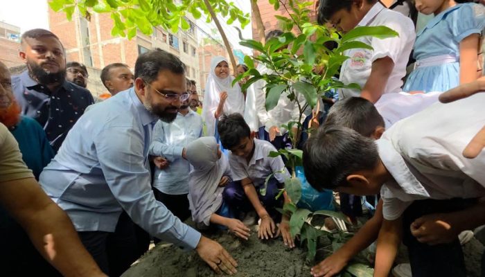 শিক্ষার্থীদের নিয়ে বৃক্ষরোপণে প্রতিমন্ত্রী আমিনুল হক