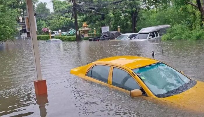 বৃষ্টিতে ব্যাংককের সড়ক জলমগ্ন