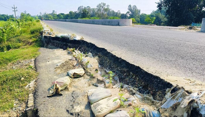 নাটোর-বগুড়া মহাসড়কের ১৫ স্থানে ধস