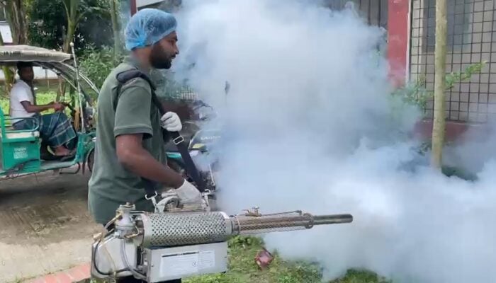 ডেঙ্গুর ঝুঁকি কমাতে কিশোরগঞ্জ বিশ্ববিদ্যালয়ে পরিচ্ছন্নতা অভিযান