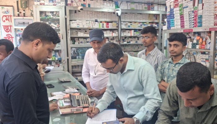 পাকুন্দিয়ায় চার ফার্মেসিকে জরিমানা