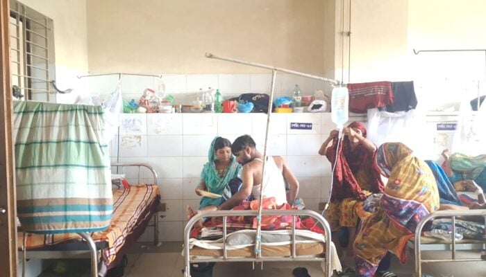 ডেঙ্গু রোগীর শয্যায় নেই মশারি, পাশেই সাধারণ রোগী