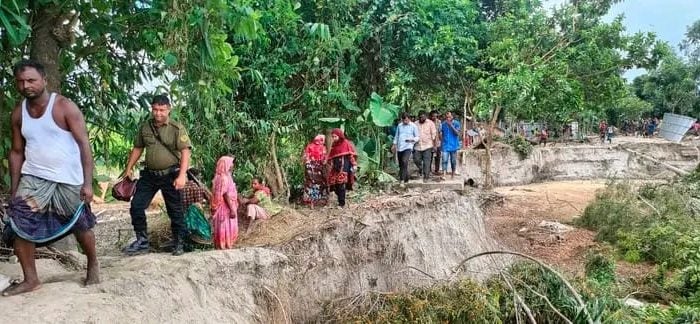 তিস্তার ভয়াবহ ভাঙনে এক রাতেই বিলীন ৯০ পরিবারের বসতভিটা